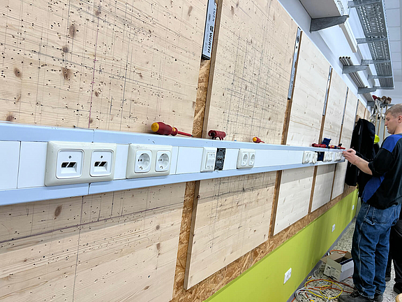 Lehrwerkstatt_HBS_eelktrobau04.jpg  